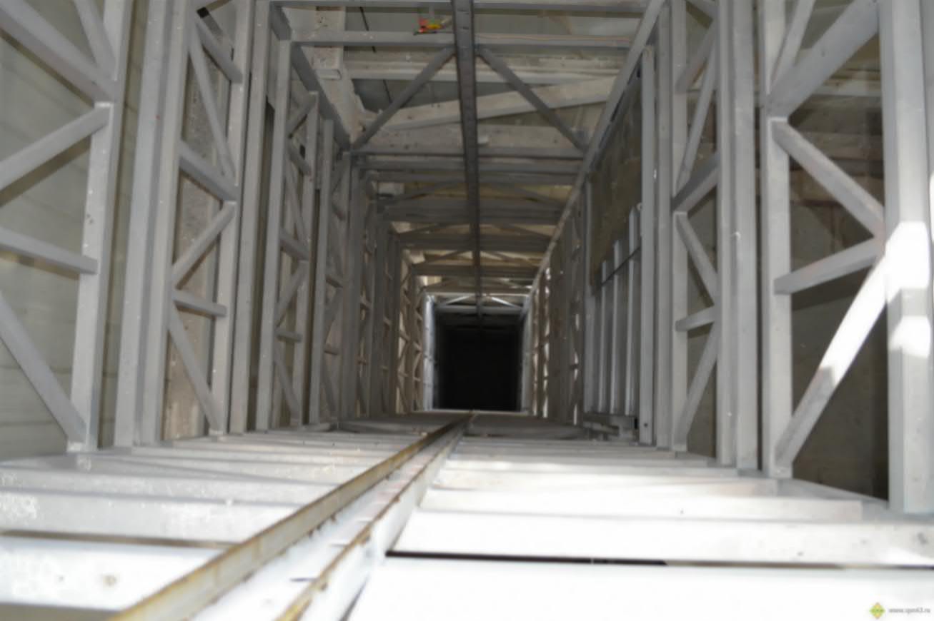 Подъемник грузовой в металлокаркасной шахте, 1000 кг, Береза