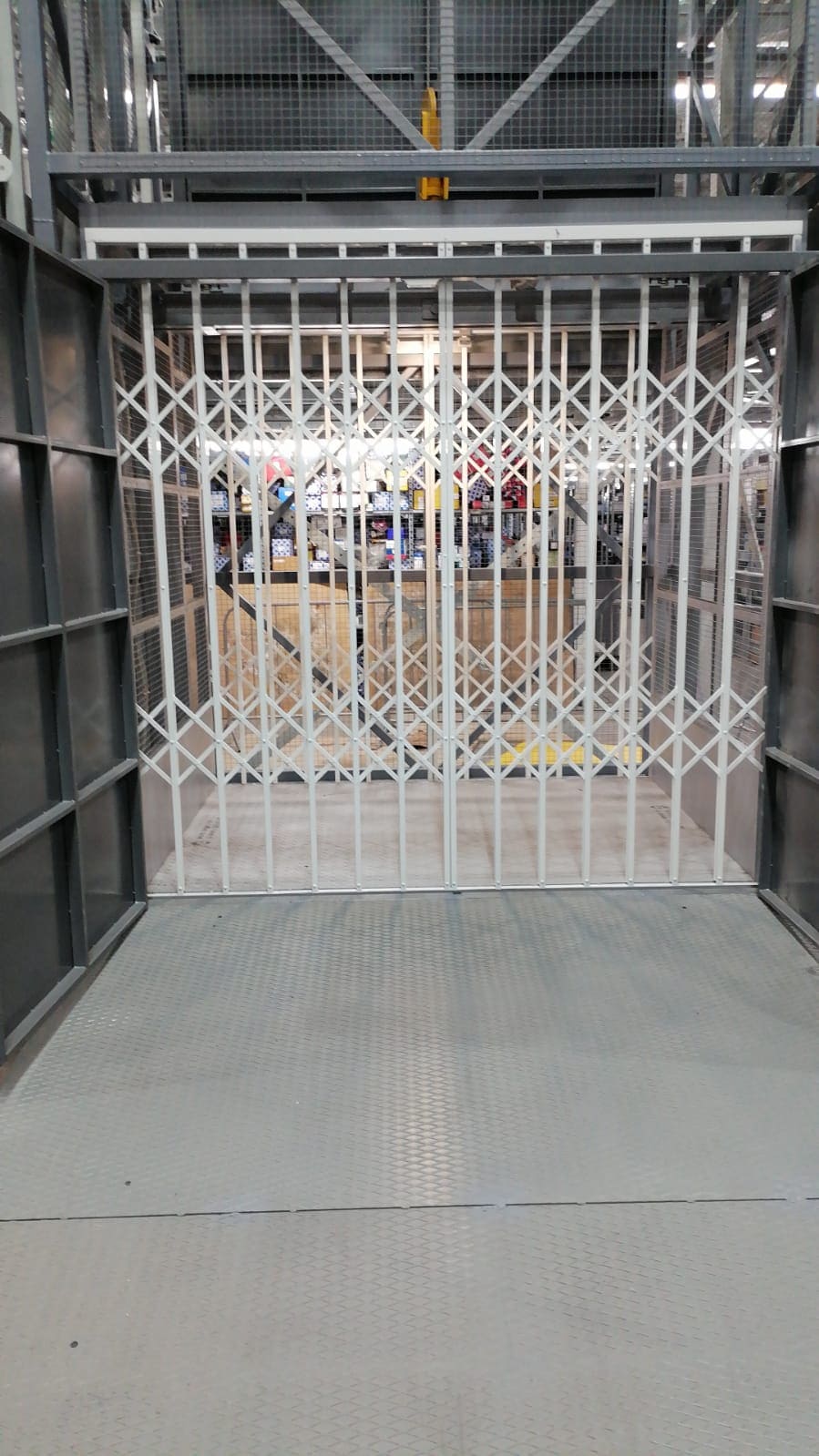 Грузовой подъемник в металлокаркасной шахте, 2000 кг (Уфа, Складской комплекс)