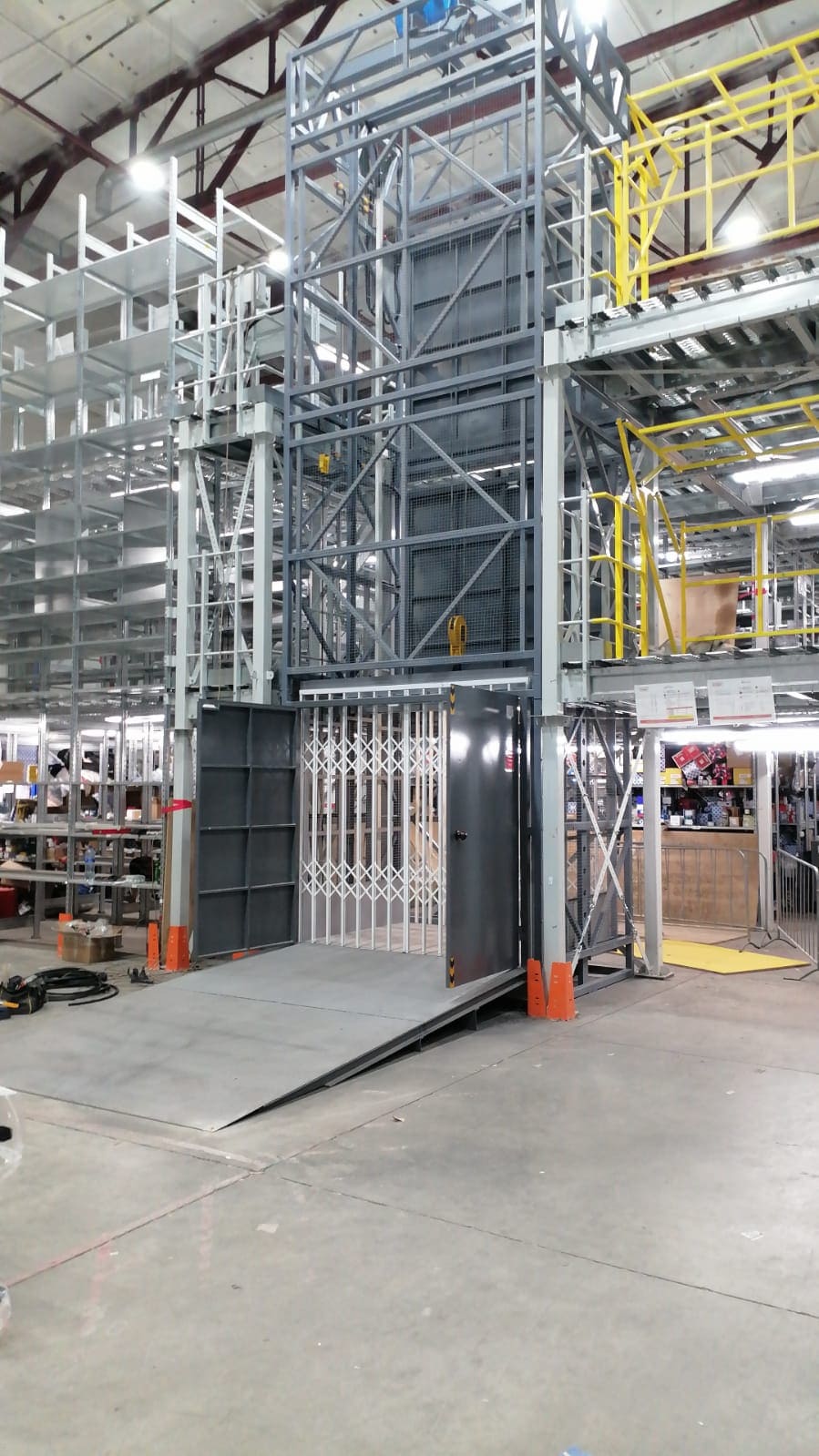 Грузовой подъемник в металлокаркасной шахте, 2000 кг (Уфа, Складской комплекс)