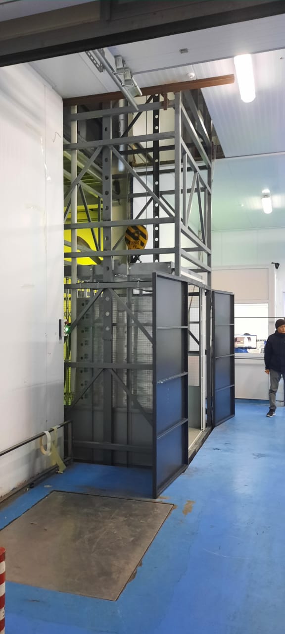 Грузовой подъёмник в металлокаркасной шахте ПГ-МШ-200, 2000 кг, Республика Казахстан