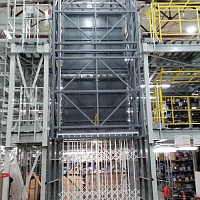 Грузовой подъемник в металлокаркасной шахте, 2000 кг (Уфа, Складской комплекс)