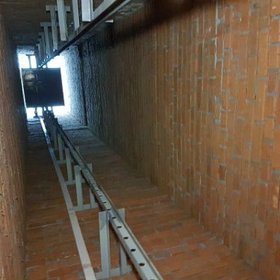 Малогрузовой подъемник в готовой шахте