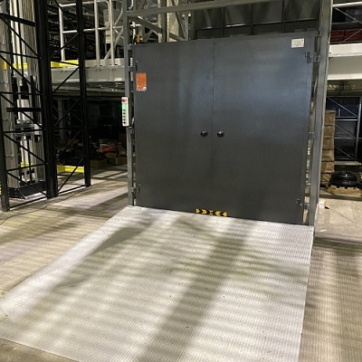 Грузовой подъемник в металлокаркасной шахте, 2000 кг