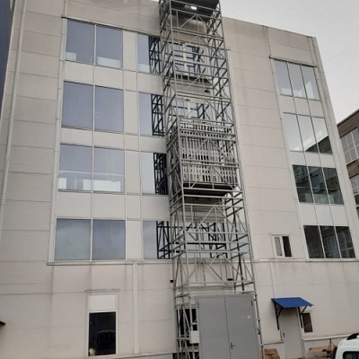 Подъемник грузовой в металлокаркасной шахте