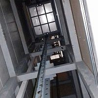 Подъемник грузовой в металлокаркасной шахте, 250 кг, Оренбург